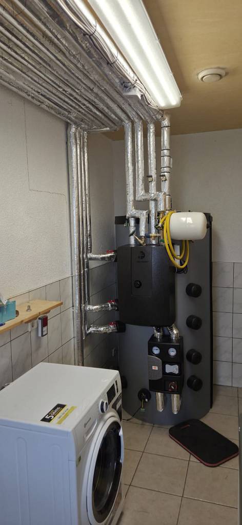 Buderus Luftwärmepumpe WLW 186-5. Mit Sonnentank 2.0 Evo mal als Doppelhaus Variante.. montiert in 06406 Bernburg © Solarzentrum Bernburg GmbH © Solarzentrum Bernburg GmbH