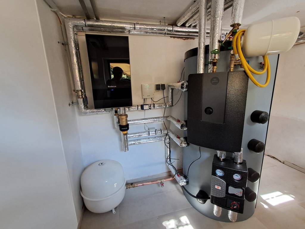 Buderus Luftwärmepumpe WLW 186-7 mit unserem Sonnentank 2.0 Evo, montiert in 06406 Bernburg © Solarzentrum Bernburg GmbH © Solarzentrum Bernburg GmbH