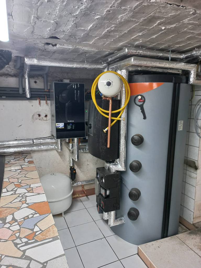 Buderus Luftwärmepumpe WLW 186-7 mit unserem Sonnentank 2.0 Evo , montiert in 06425 Alsleben © Solarzentrum Bernburg GmbH © Solarzentrum Bernburg GmbH